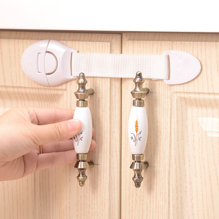 1 Khóa Cửa Tủ Bằng Nhựa Bảo Vệ An Toàn Cho Bé