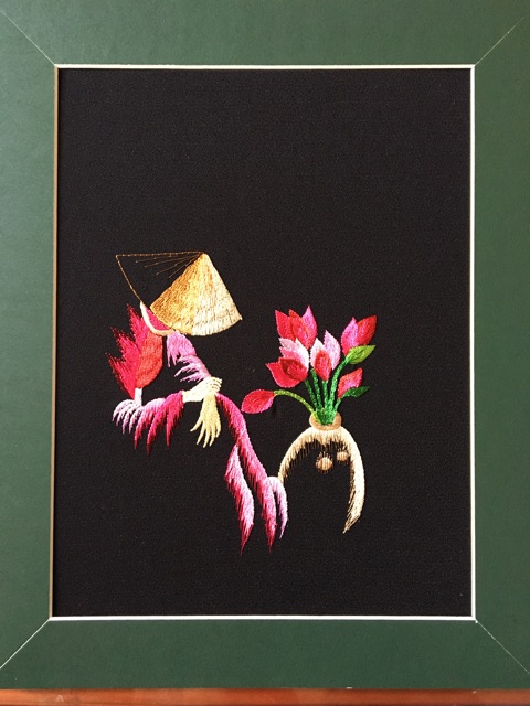 Tranh thêu tay hoàn thiện 30x35cm Tranh nghệ thuật Cô gái bên nhành hoa Sen CGBS001