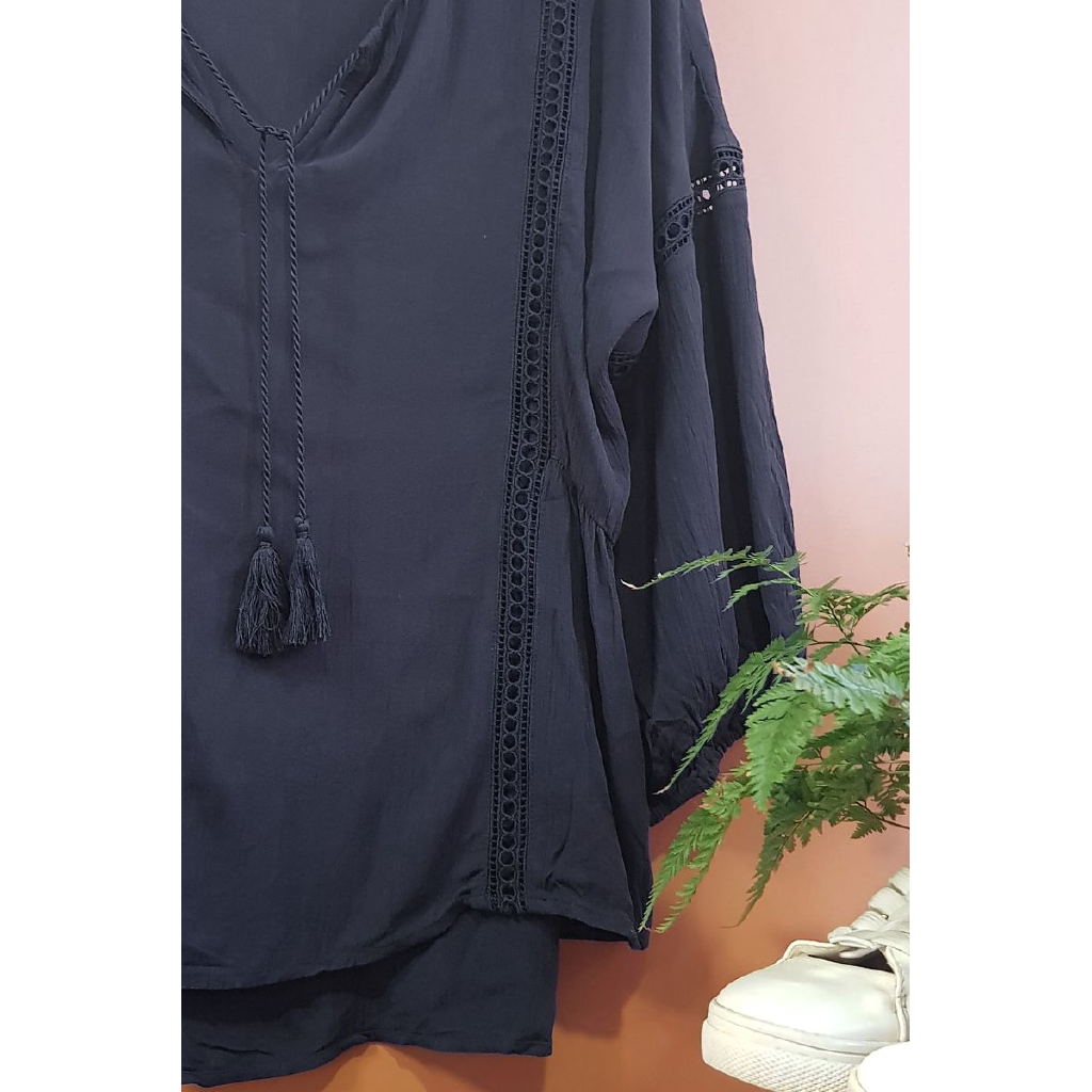 Áo kiểu đục lỗ thân &amp;amp; tay, dây tua cổ Ana