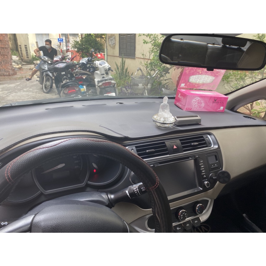 Thảm taplo da carbon xe Kia RIO 2014 đến 2018 màu đen đế có chống trượt