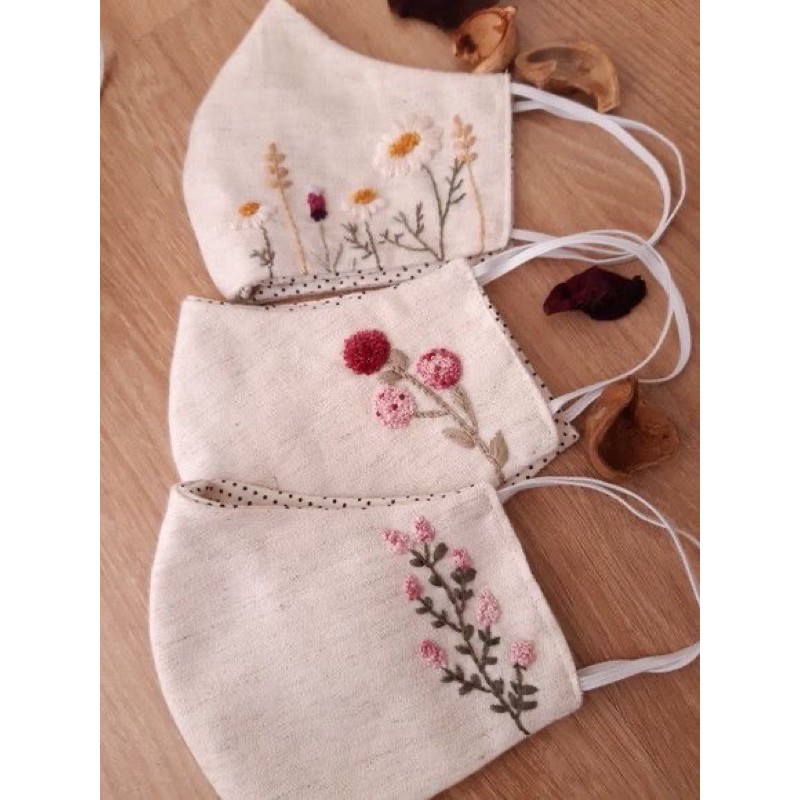 Khẩu trang thêu tay handmade by FuongThao( nhận đặt hàng số lượng lớn và thêu theo yêu cầu)