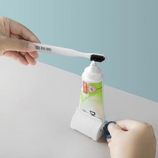 Cán nhựa ép kem đánh răng