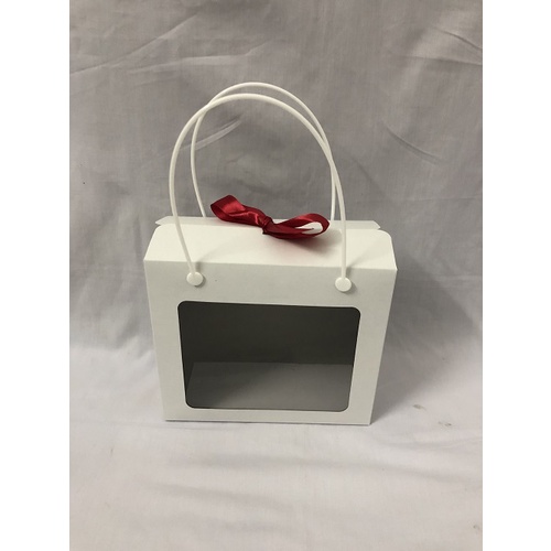 Hộp giấy mặt kiếng màu trắng có quai xách kích thước 19 x 16,2 x 9,2 cm/hộp