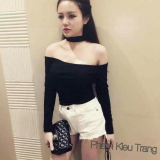 Áo thun trễ vai kèm chocker cổ