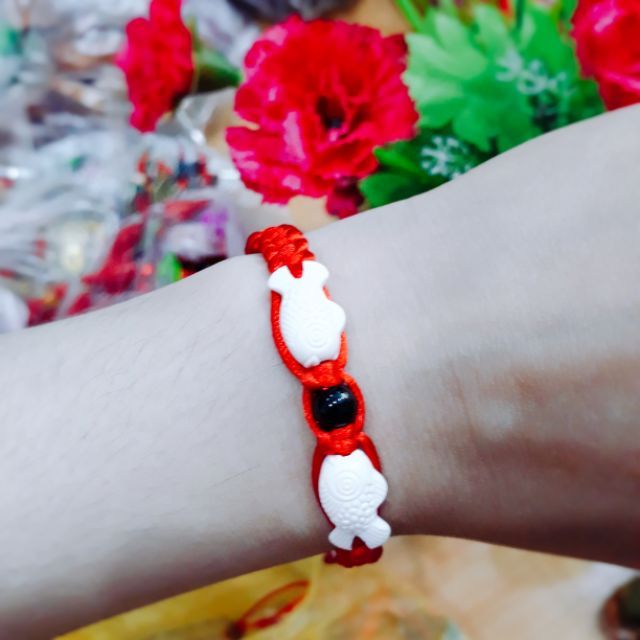 Lắc tay cá chép đối đầu màu trắng