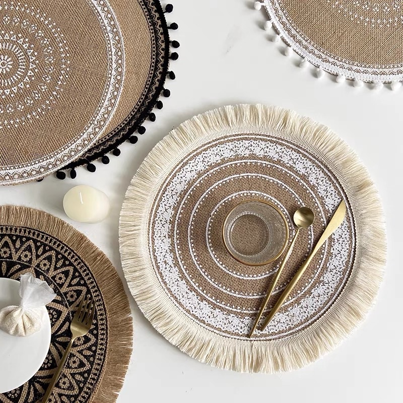 Thảm cói thổ cẩm có ren lót bàn ăn, trang trí decor phong cách vintage