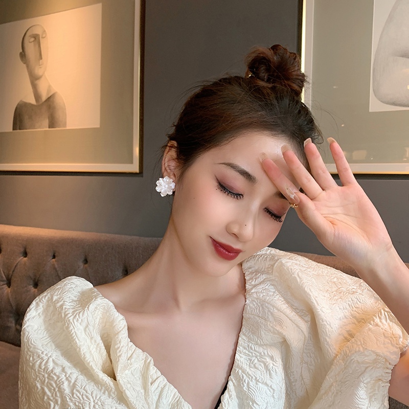 Khuyên Tai Hình Hoa Trắng Phong Cách Retro Thời Trang 2022