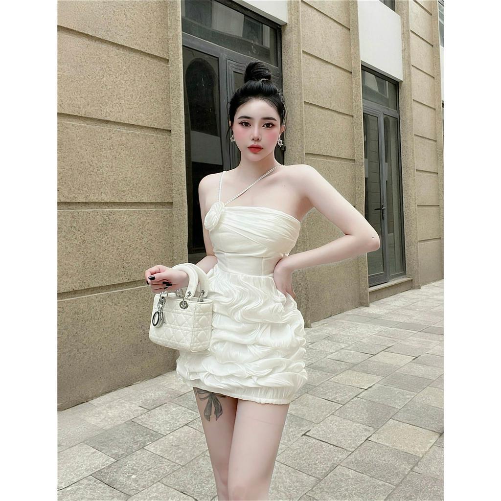 Đầm Body Dự Tiệc Cổ Yếm Kết Đá Ngực Hoa Xoắn Bèo Chân Váy Lạ Mắt - Vải Tơ + Lớp Lót - 2 Màu Đen, Trắng LINOIS