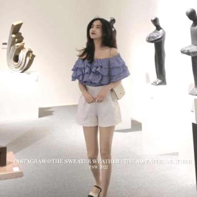 Set áo trễ vai kẻ xanh mix quần sooc đùi trắng Bộ áo bệt vai bèo tầng màu xanh