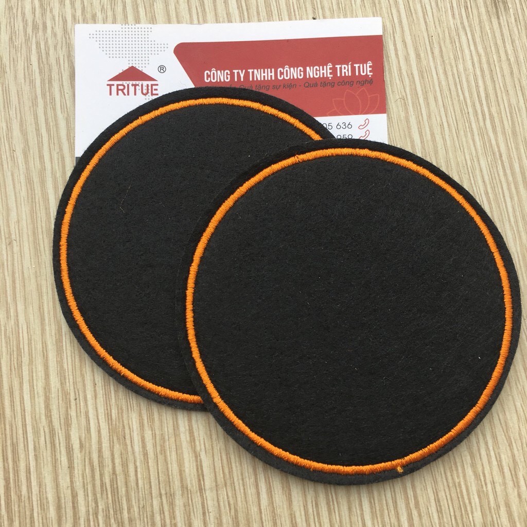 Đế lót ly vải nỉ giá rẻ có sẵn, bán lót ly vải nỉ có sẵn giá rẻ, Đế lót cốc vải nỉ màu đen viền cam, Miếng lót cốc.