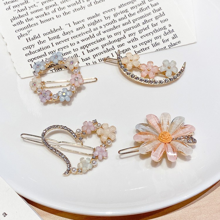 Kẹp tóc hình hoa cúc đính ngọc trai nhiều màu sắc phong cách Nhật Hàn