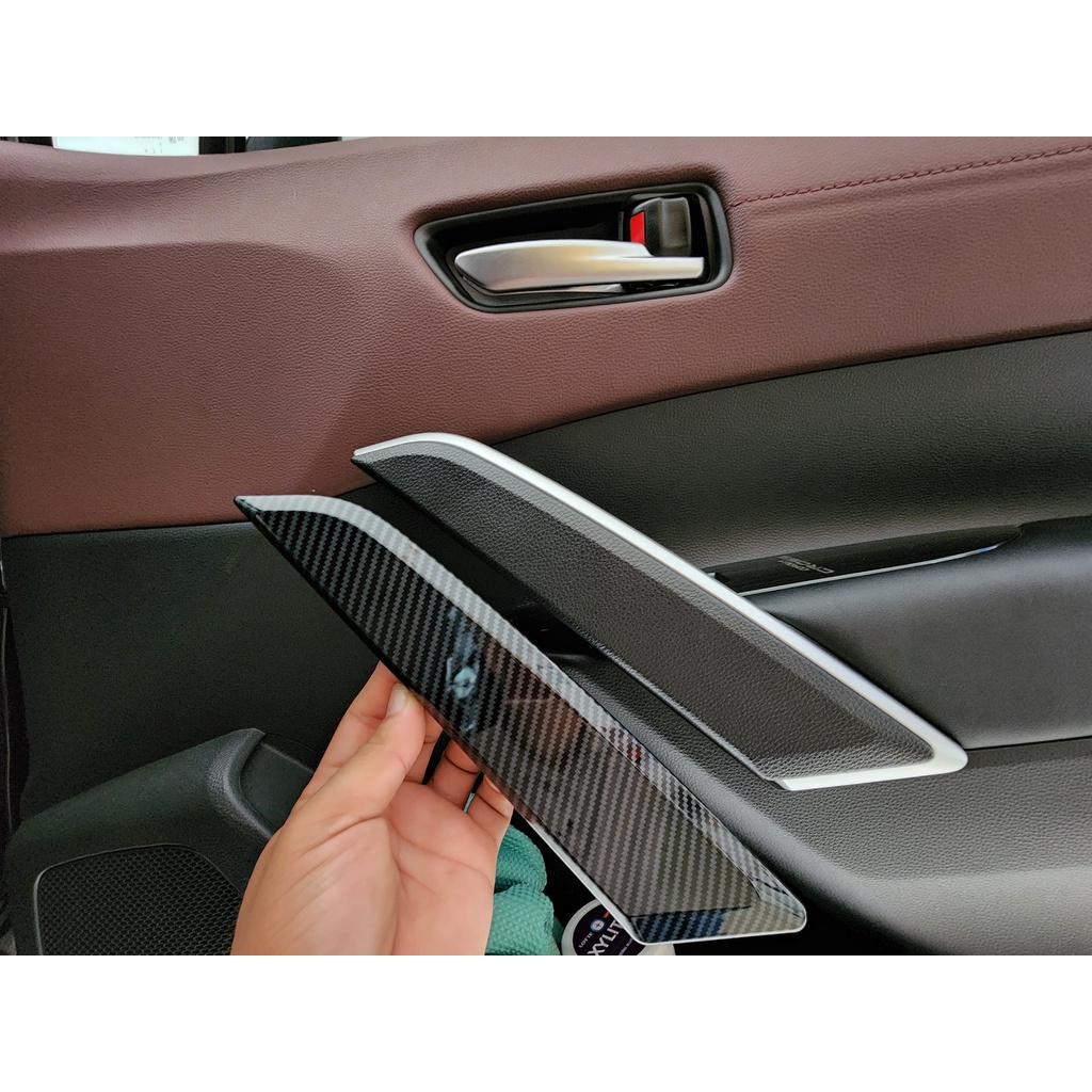 ỐP TAY CỬA TRONG vân cacbon XE TOYOTA CROSS