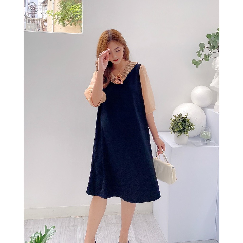 Đầm Bầu công sở đen viền hoa.