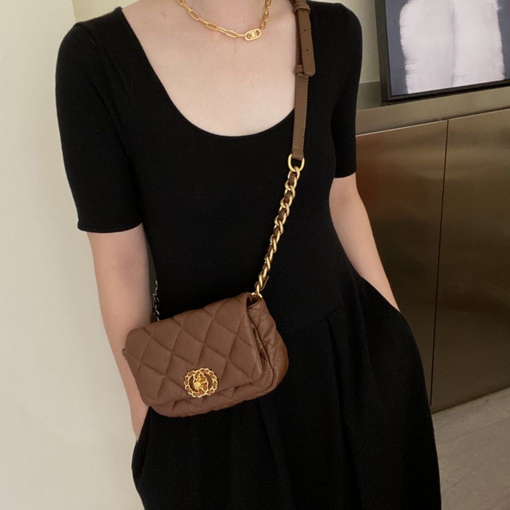 (Mẫu chất) Túi đeo chéo nữ trần trám KARA 472- Size 18*11*5cm, Da PU mềm, 2 màu lựa chọn