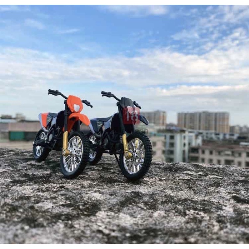 Xe cào cào mô hình KTM 450( tặng kèm đế)