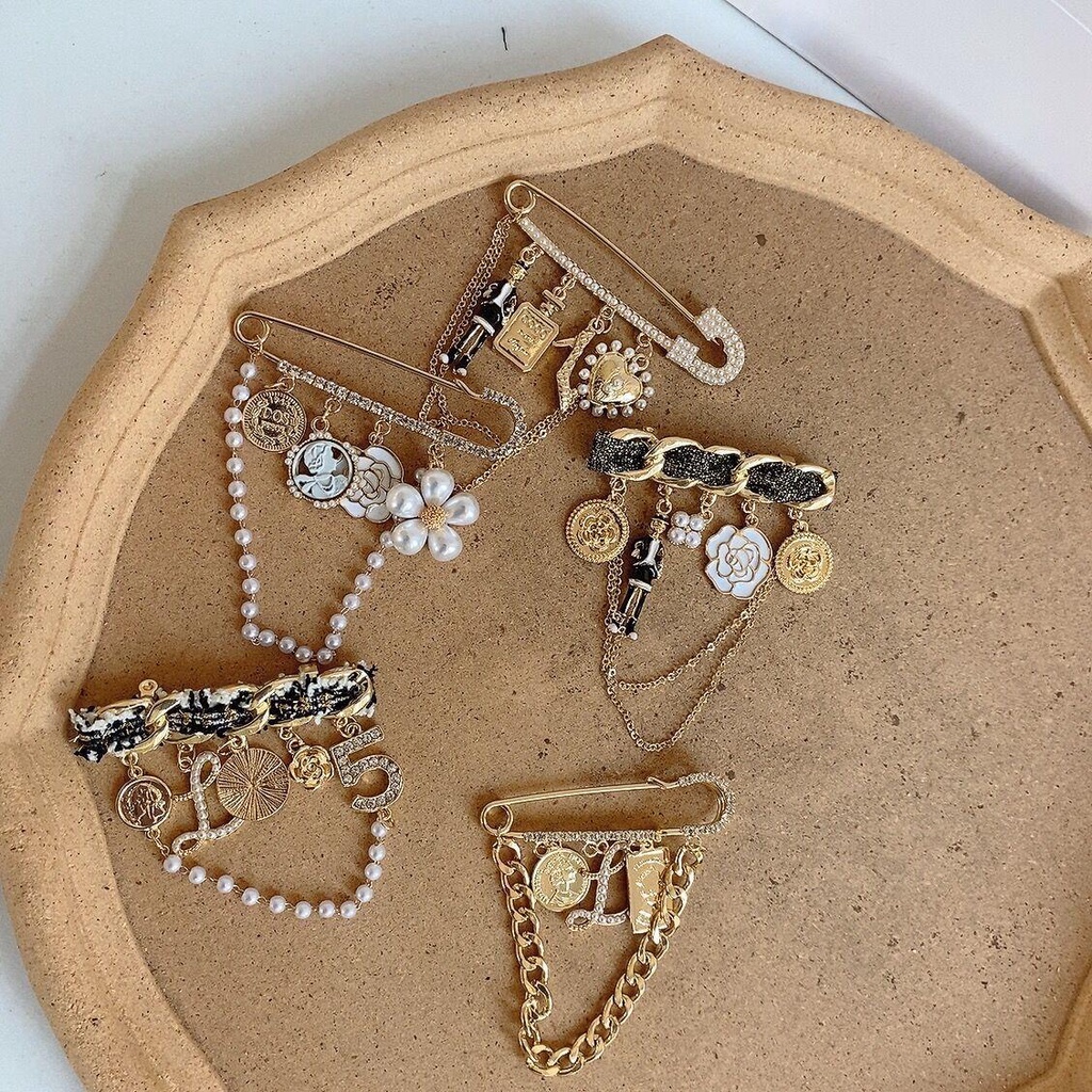 Ghim Cài Áo Hình Hoa Phối Dây Xích Tua Rua Tráng Men In Chữ Thời Trang Cho Nữ