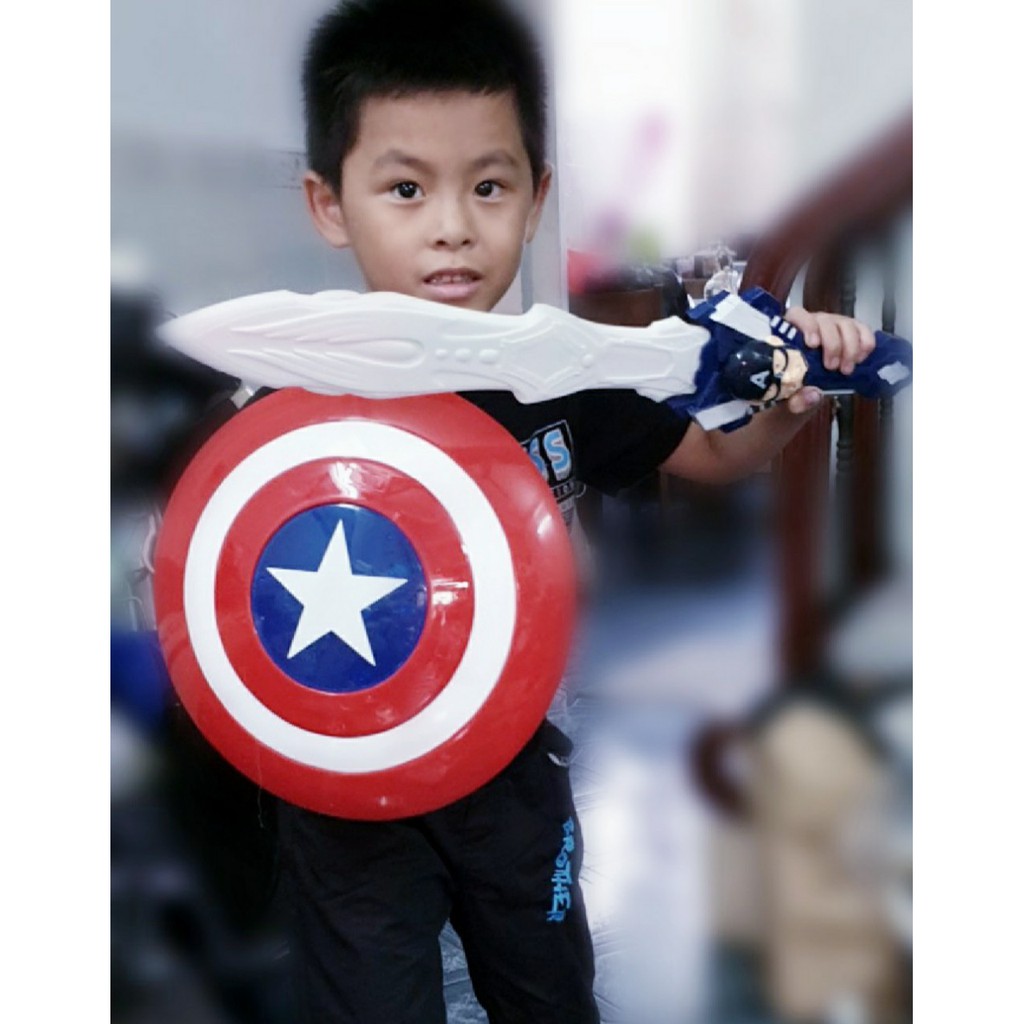 Bộ đôi khiên và gươm đội trưởng Mỹ - Captain America - biệt đội siêu anh hùng Avengers .