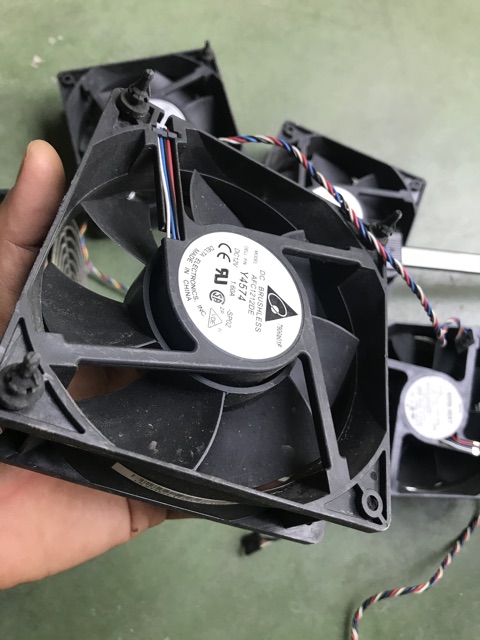 Quạt delta,nmb 12v 1.6A đến 3.0A, vuông 12cm