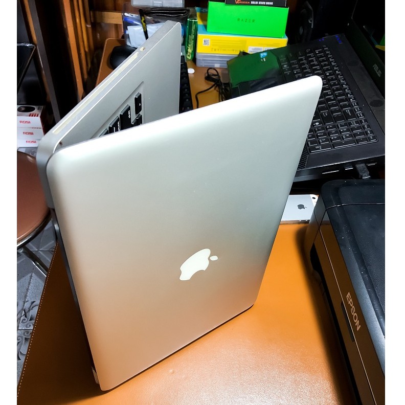 Macbook Pro MC374 mid 2010 8Gb Ram, SSD 128Gb , bàn phím led sáng cực sang trọng(Tặng kèm tất cả phụ kiện) .