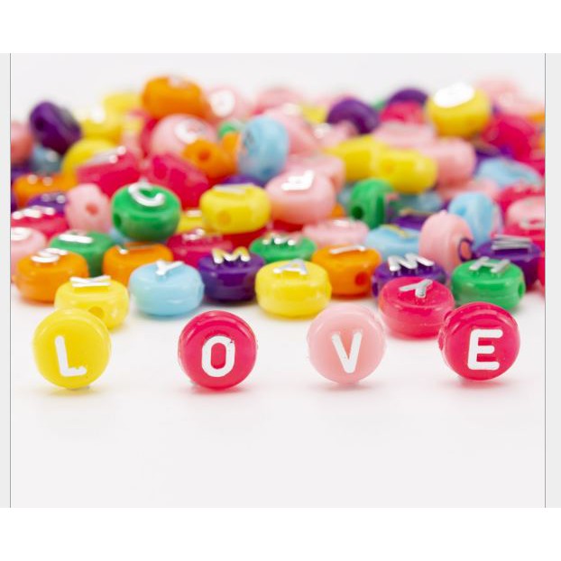 10-25gam (P128-31) Hạt Chữ Cái tròn nền đủ màu chữ màu bạc 10mm 5.0