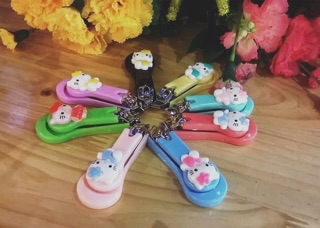 Bấm móng tay ngộ nghĩnh
