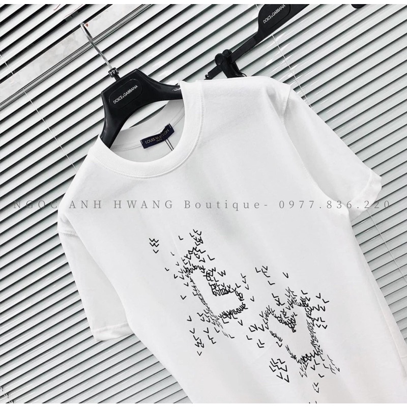 Áo phông V L nhiều chữ nhỏ TTA688