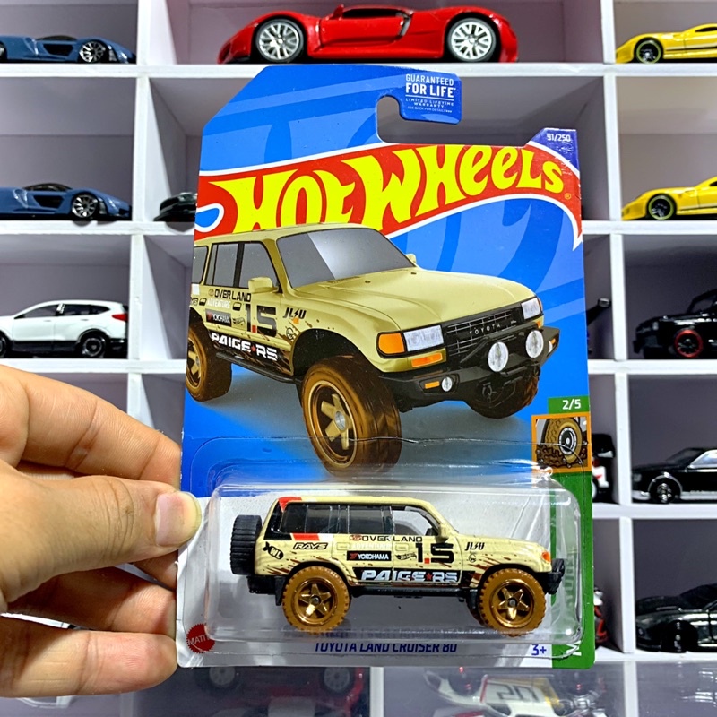 Xe mô hình Hot Wheels TOYOTA LAND CRUISER 80 - Cream - tỉ lệ 1:64