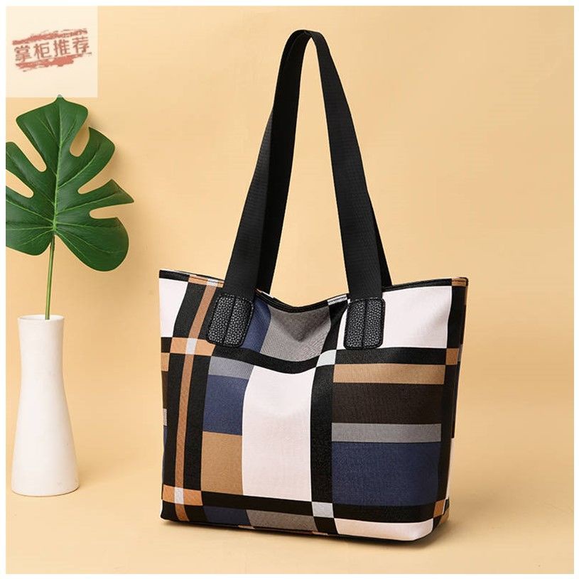 Túi Xách Tay Bằng Da Mềm Sức Chứa Lớn Họa Tiết Sọc Màu Tương Phản Đơn Giản Mới Cho Nữ