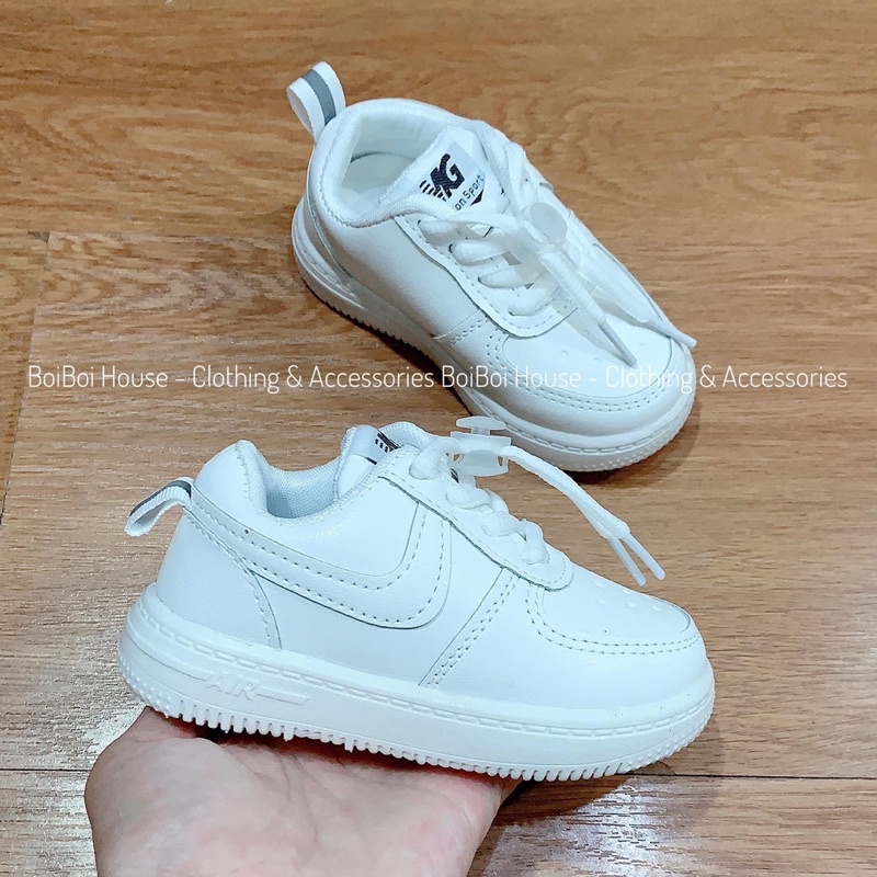 Giày thể thao trắng cho bé