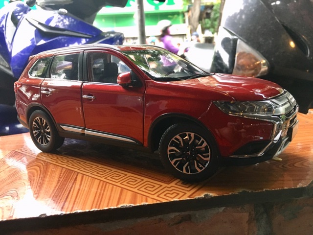 Mô hình xe SUV Mitsubishi Outlander 2022 tỉ lệ 1/18