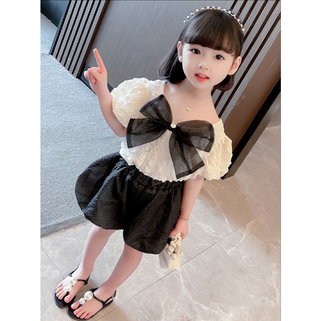 Bộ đồ bé gái đũi xốp tay bồng đính nơ ngực đáng yêu