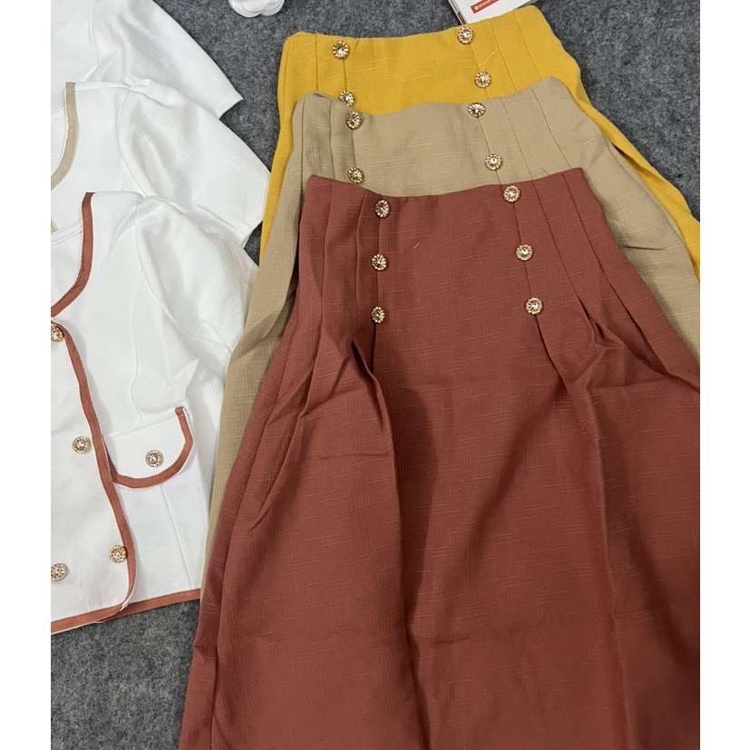 SET ÁO CROPTOP PHỐI CHÂN VÁY NÚT DÀI QUA GỐI