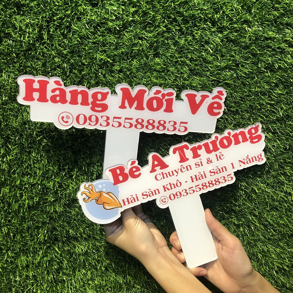 Bảng hiệu cầm tay mang tên shop của bạn