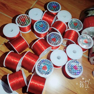 Cuộn chỉ chun đỏ làm vòng dâu