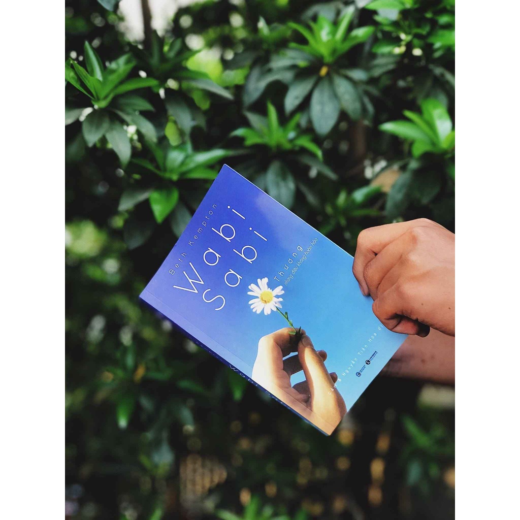 Sách - Wabi Sabi Thương Những Điều Không Hoàn Hảo - Tác giả: Beth Kempton Tặng Bookmark