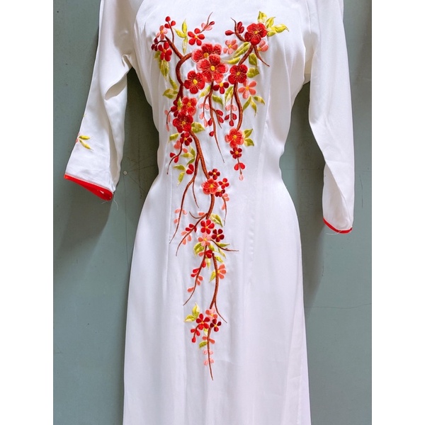 Áo dài lụa trắng thêu hoa đào cổ tròn