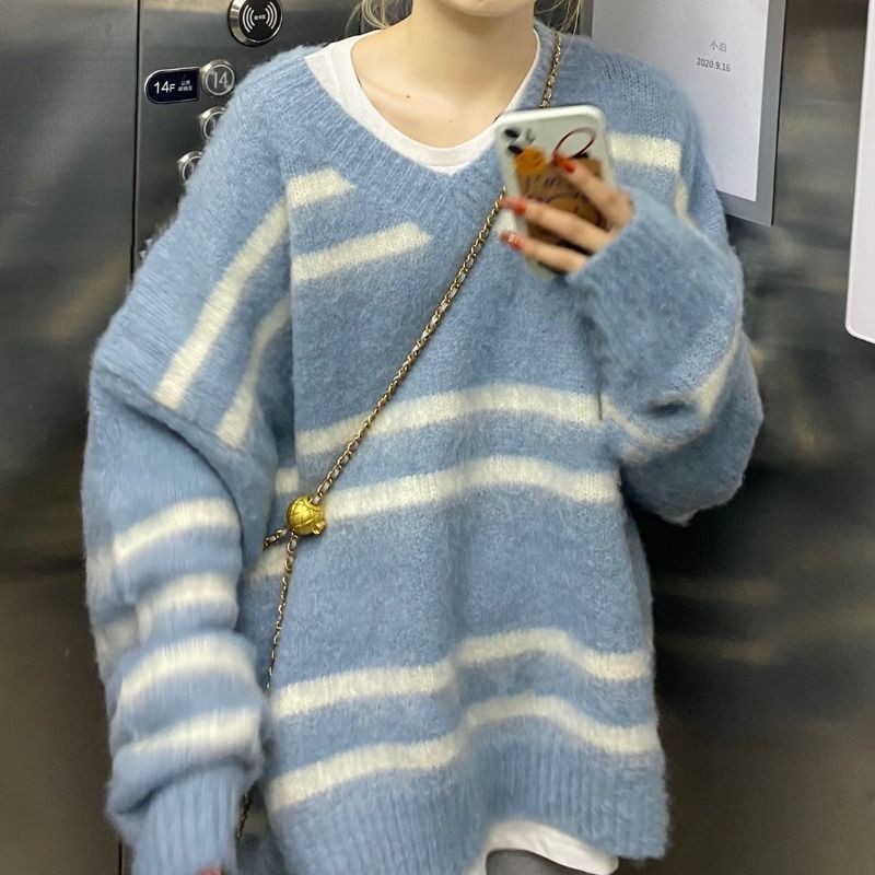 Áo sweater dệt kim dáng rộng cổ V kẻ sọc trẻ trung ấm áp phong cách mùa thu 2020 cho bạn gái