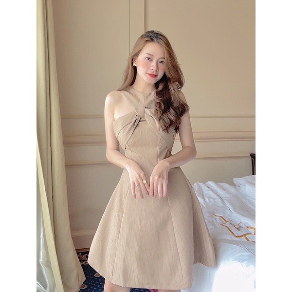 Đầm dự tiệc cổ chéo màu trắng form chuẩn tôn dáng Junia dress | BigBuy360 - bigbuy360.vn