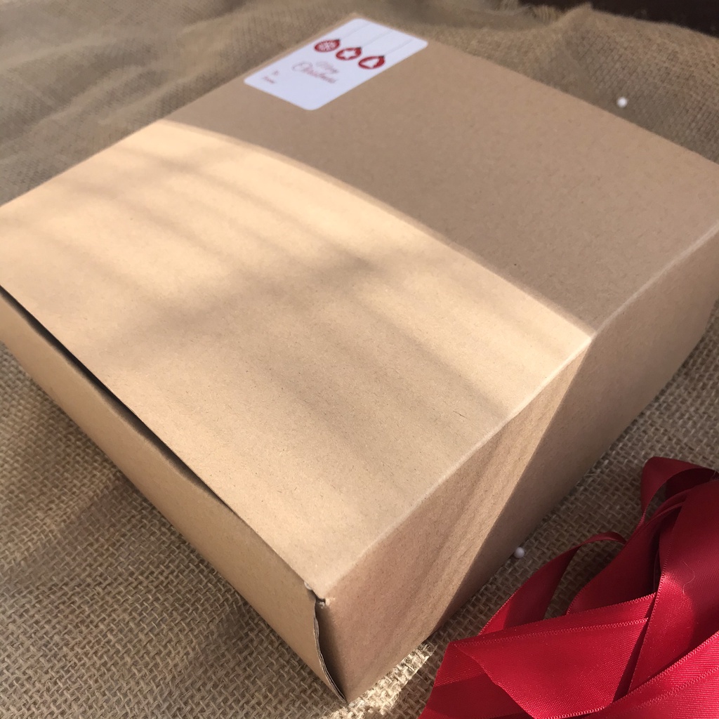 Đồ gói quà (đơn hàng có đặt hộp thì mình sẽ gói quà, còn nếu không đặt hộp thì mình xin phép đóng gói bình thường nha)
