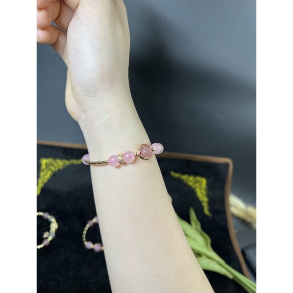 Vòng tay màu hồng mix charm