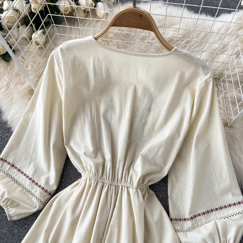 Váy boho trắng thêu hoa kiểu dáng vintage