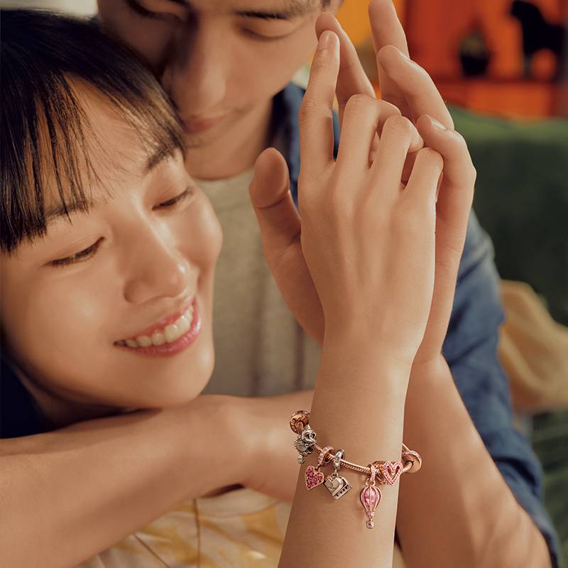 Vòng tay trái tim vẽ tay với Bộ hộp quà của pandora