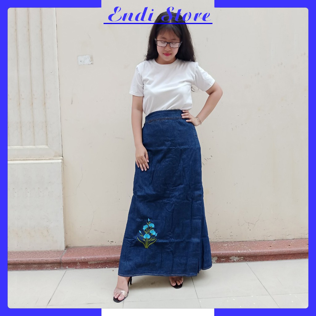 Váy Chống Nắng Dài Chất Liệu Jean Cao Cấp Có Thêu Thêm Họa Tiết Hoa Thanh Tú Xanh Nổi Bật Cùng Nút Gài Sau Lưng | BigBuy360 - bigbuy360.vn