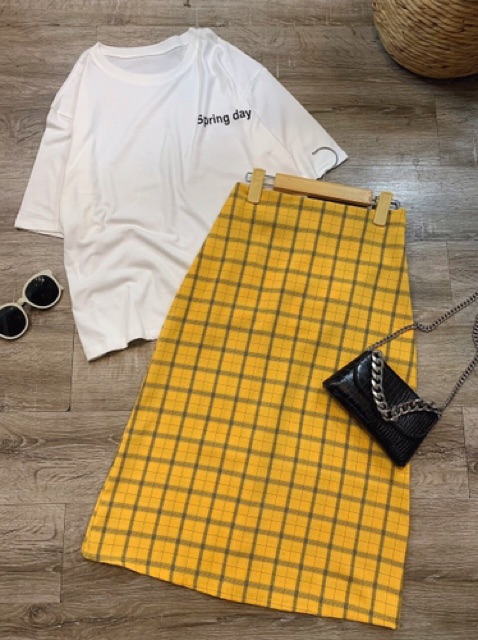 Set váy midi sọc vàng phối áo thun trắng chữ nhẹ nhàng cá tính