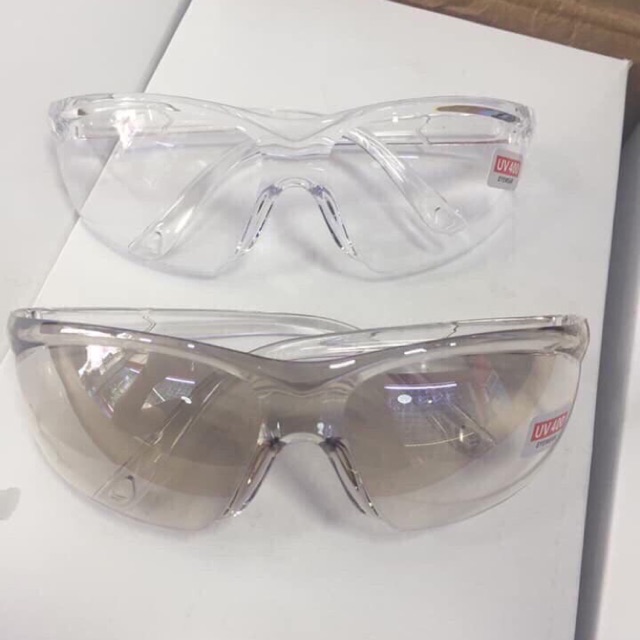 Kính nhựa đi ban đêm