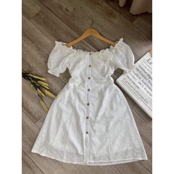 Đầm xô trắng thêu hoa rã ngực