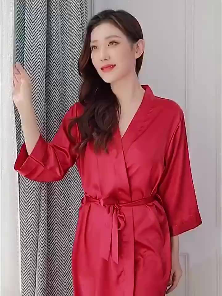 BT59 Áo choàng ngủ lụa cho cô dâu kiểu kimono màu trắng in chữ sang trọng | BigBuy360 - bigbuy360.vn