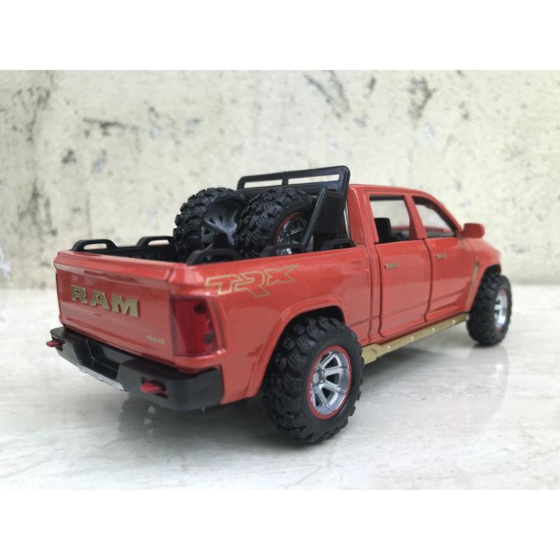 Mô hình xe bán tải Dodge RAM 1500 - 1:32