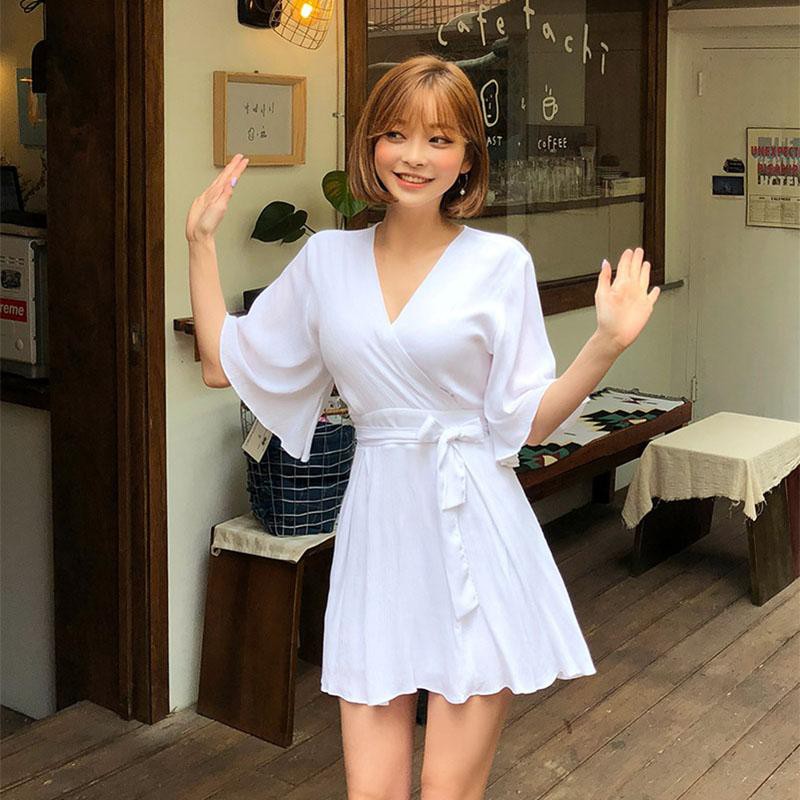 Jumpsuit giả đầm màu trắng và đỏ xẻ ngực tay loe JUMP