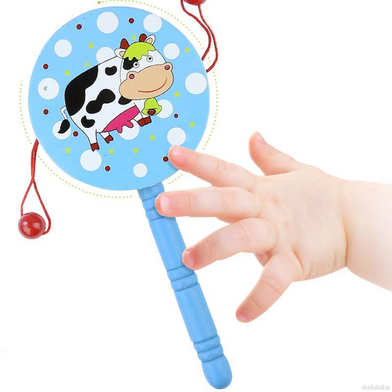 Trống lắc bằng gỗ thiết kế họa tiết hoạt hình xinh xắn dành cho bé